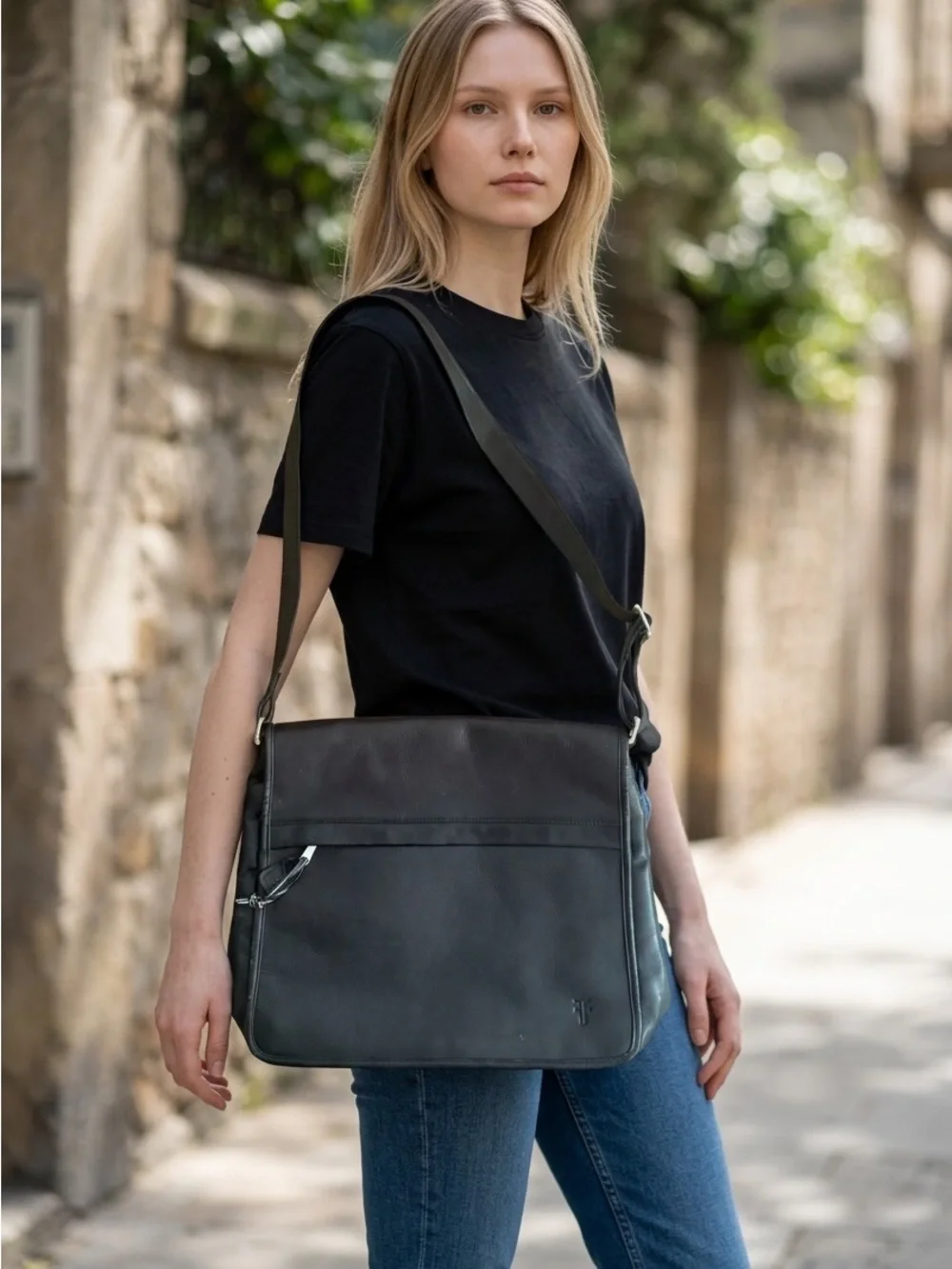FRYE AND CO. Black Leather Messenger Bag with Adjustable Strap